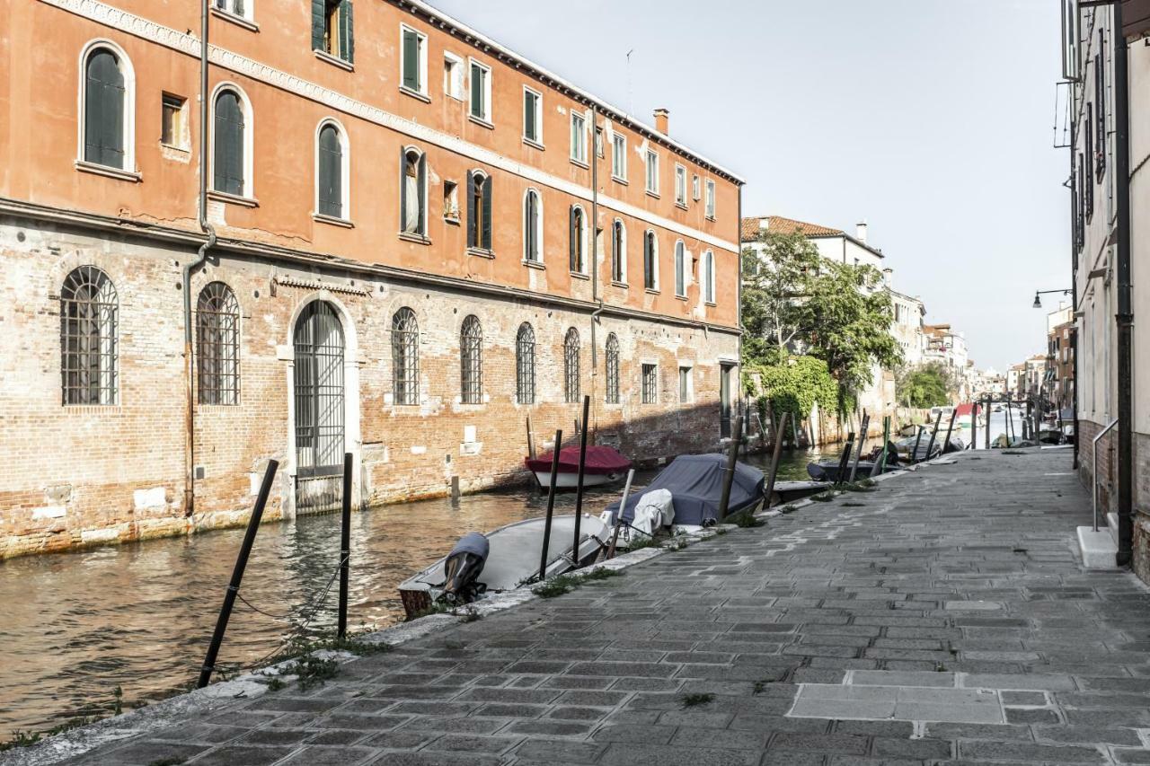 Elegant Fornasa Vecia, Canal View With A Beautiful Garden R&R Венеція Екстер'єр фото
